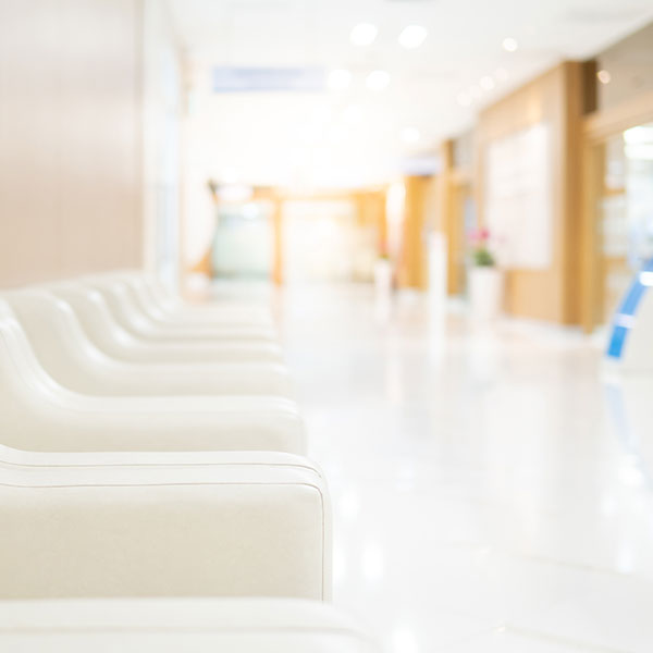 Eine Reihe weißer Stühle im Wartezimmer eines Krankenhauses.